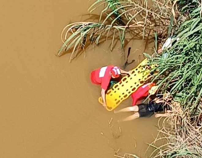 Mulher estava em um local de dificil acesso à margem do rio Doce 