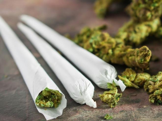 O porte para uso pessoal continua como comportamento ilícito, ou seja, permanece proibido fumar a droga em local público