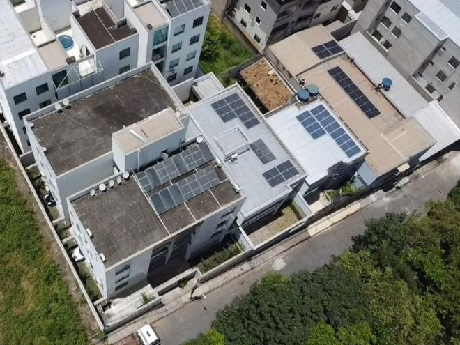 Cemig aproveita-se de brecha na lei e estabelece a hora em que o cliente pode gerar e inserir energia solar: das 19h às 5h