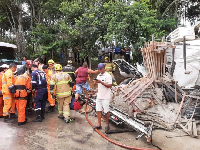O acidente aconteceu na manhã desta segunda-feira, na estrada que liga Ponte Nova à Viçosa 