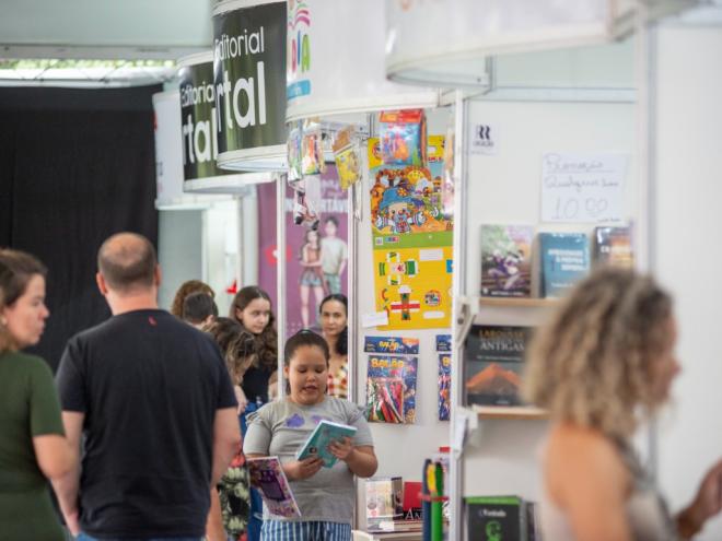 A falta de acesso a livros é um dos principais obstáculos da educação no país