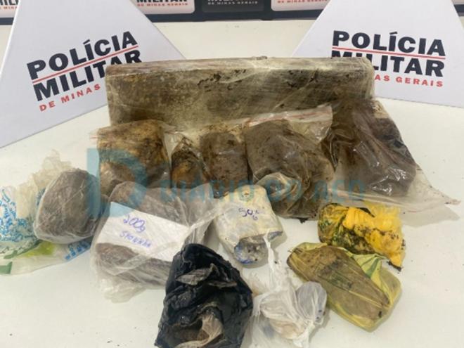 O material ilícito foi encontrado em imóvel na rua Bálsamo, Recanto Verde, em Timóteo