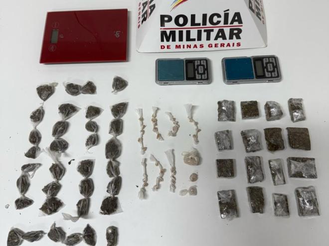 O material apreendido em uma casa onde os adolescentes se esconderam na tentativa de fugir da PM