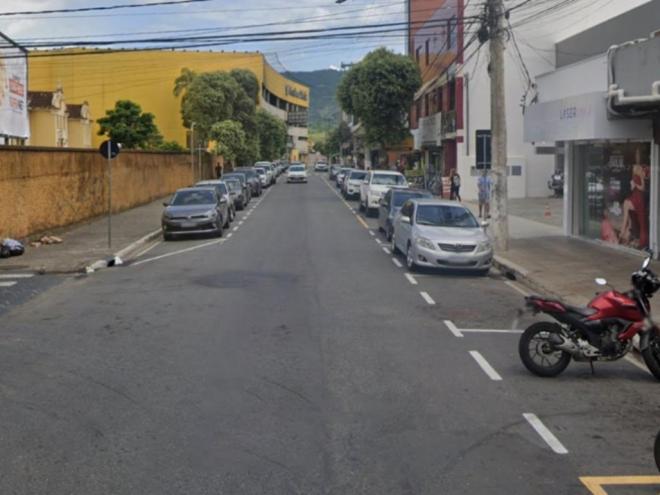 Reincidente, ladrão arrombou loja e furtou roupas e outros objetos na rua Maria Matos, no Centro de Coronel Fabriciano