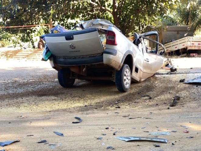 A VW Saveiro ficou destroçada e o motorista morreu na hora, a identidade ainda não foi confirmada oficialmente 