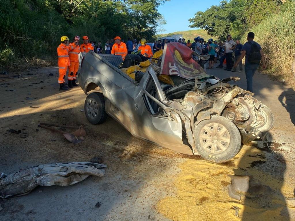 Motorista de caminhão afirma que motociclista forçou ultrapassagem em local proibido e desencadeou o acidente com dois mortos no fim da tarde desta terça-feira, na BR-458