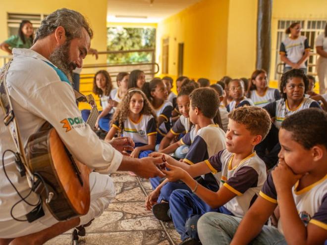 Espetáculo cênico musical interage e diverte com o público