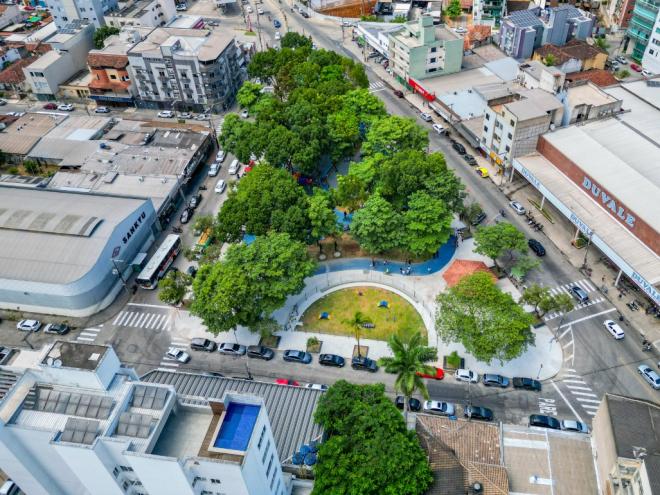 O programa de revitalização de praças e parques continua transformando espaços em toda a cidade, como a ''Praça do Duvale''