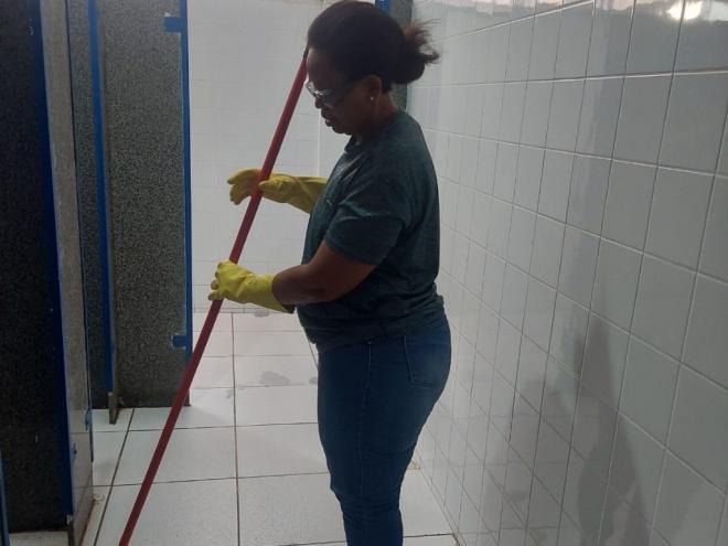 Claudete Ventura trabalha como auxiliar de serviços gerais há 19 anos