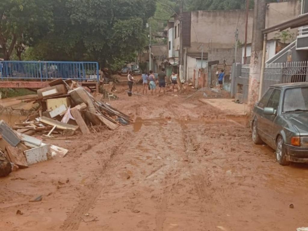 A chuva intensa causou transbordamento do ribeirão Caladão e estragos foram registrados em vários bairros 