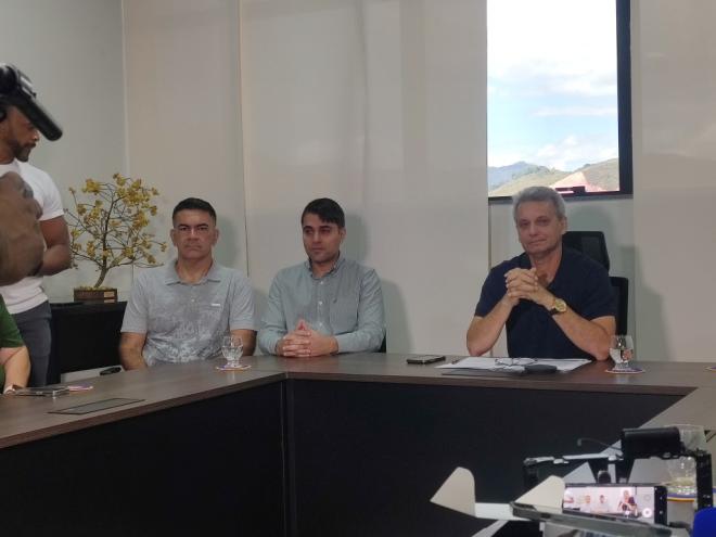 O presidente da Câmara, Luciano Lugão (Mobiliza), o Secretário de Governança de Desenvolvimento Econômico, Daniel Papa, e o prefeito Sadi Lucca (PL)