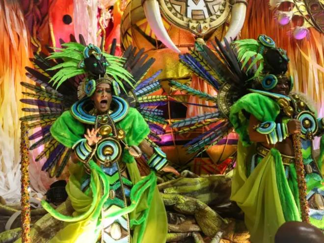 Beija-Flor de Nilópolis desfila no segundo dia de carnaval do grupo Especial na Marquês de Sapucaí, na região central do Rio de Janeiro. Foto: Tomaz Silva/Agência Brasil - Tomaz Silva/Agência Brasil