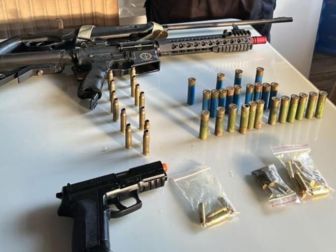 Com membros da organização criminosa foram apreendidas armas e farta munição de variados calibres 
