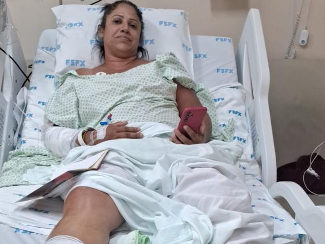 Cátia, que precisou amputar parte da perna direita, retornou do hospital há cerca de uma semana e meia 