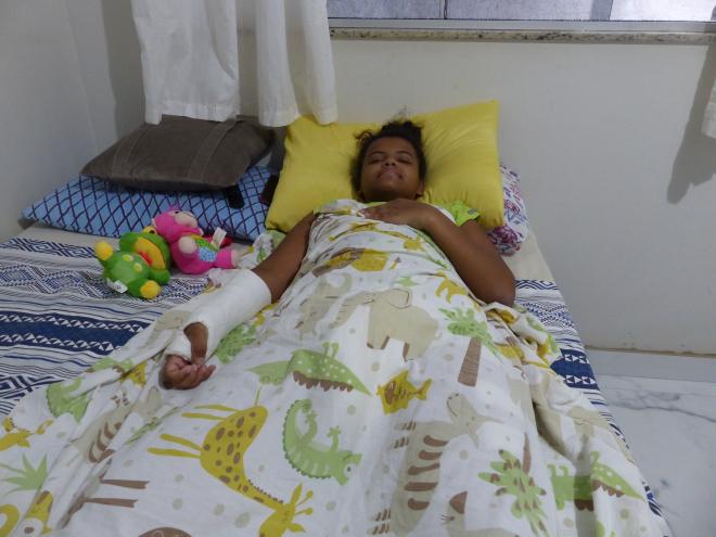 Ana Carolina tem apenas 11 anos de idade e está acamada devido à gravidade das lesões