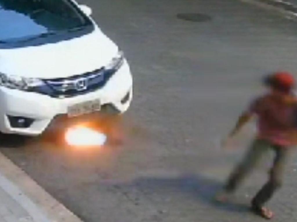 Momento em que o criminoso coloca fogo no veículo 