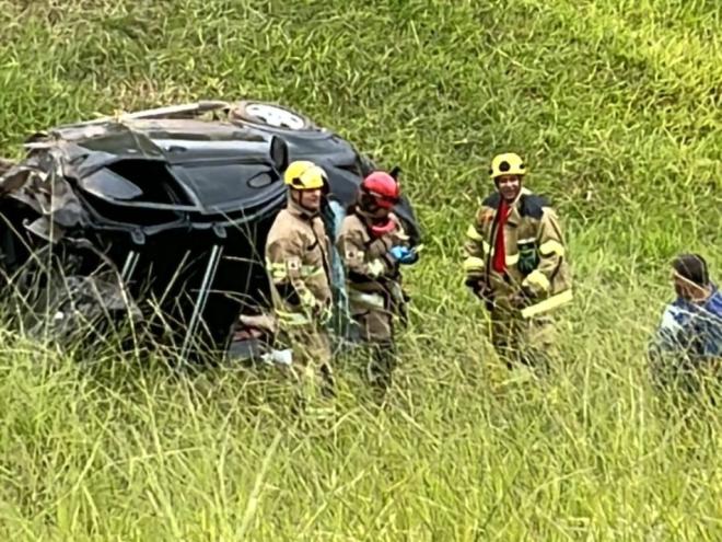 O veículo capotou várias vezes ao descer pela ribanceira, à margem da estrada