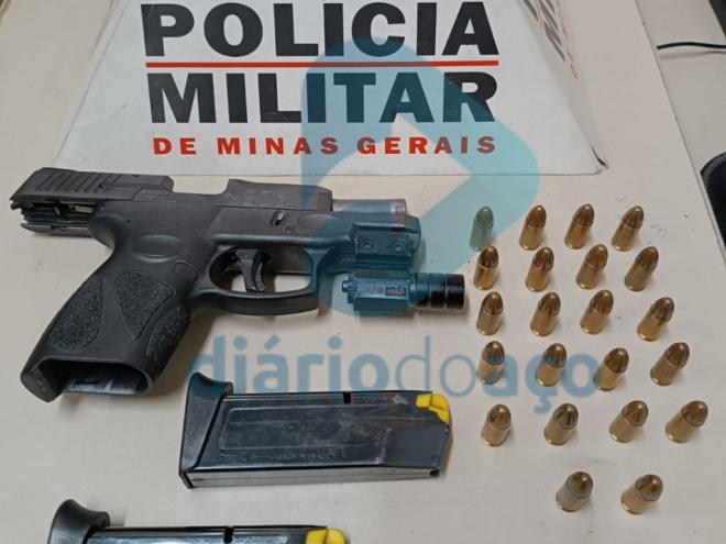 Arma e munição apreendidas com o homem denunciado por tentar invadir a residência de uma mulher 