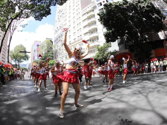 O Carnaval da Liberdade em Belo Horizonte segue como um dos mais importantes do Brasil, reunindo milhões de foliões nas ruas e reafirmando sua identidade cultural