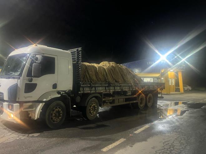Caminhão envolvido no acidente foi localizado abandonado na madrugada desta quarta-feira, em estrada rural, e motorista está foragido 