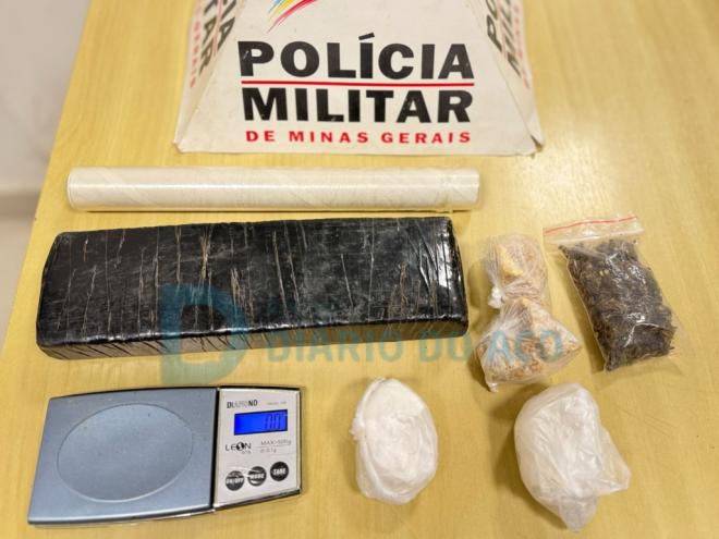 Os objetos recolhidos pelos policiais militares durante as abordagens no aglomerado