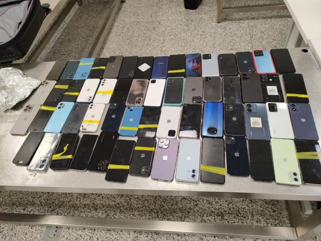Mais de 100 celulares foram apreendidos pelos agentes