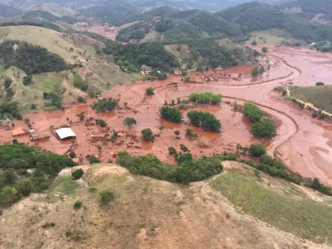 Mariana (MG) - barragem pertencente à mineradora Samarco se rompeu no distrito de Bento Rodrigues, zona rural a 23 quilômetros de Mariana, em Minas Gerais