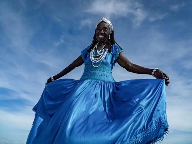 A cantora Lia de Itamaracá ''faz girar o som das águas''
