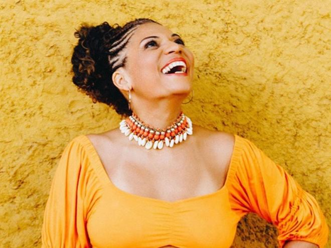 Luciana Oliveira é cantora, compositora e pesquisadora