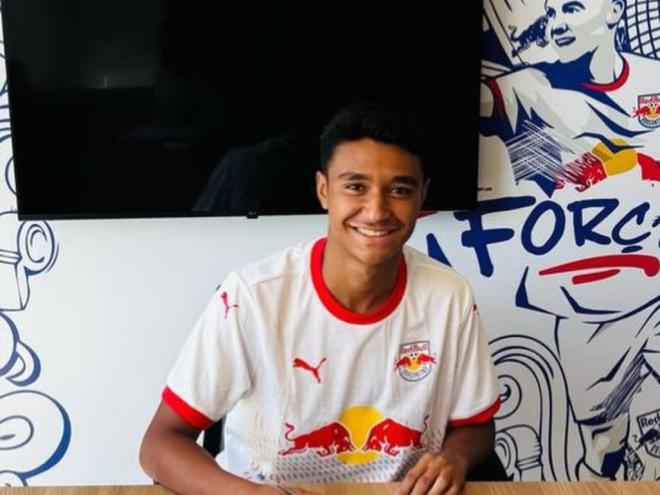Pedro Severino ia para o primeiro treino pelo Red Bull Bragantino, clube que o contratou por empréstimo recentemente 
