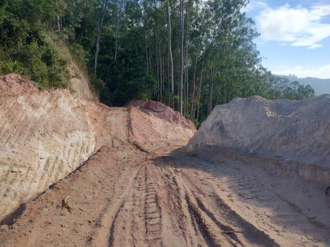 Trecho próximo ao bairro Belvedere; à esquerda dá acesso à Biquinha, e a direita, ao Distrito Industrial I