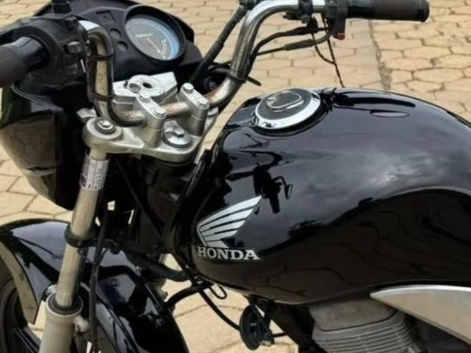 Na fuga, indivíduos que tentaram matar adolescente abandonaram uma das motos 