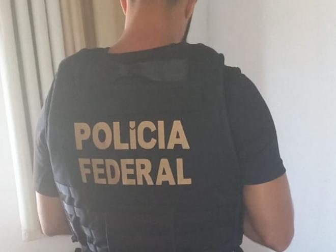 Os policiais cumpriram mandados de busca e apreensão nas residências dos investigados