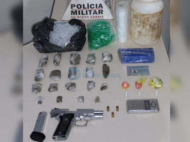Os entorpecentes e a arma de fogo apreendidos durante a ação da PM no Cachoeira do Vale