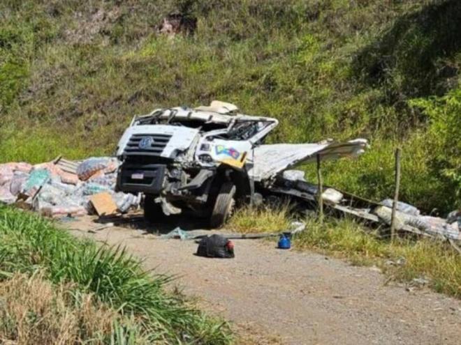 O motorista do caminhão é morador do município de Timóteo 