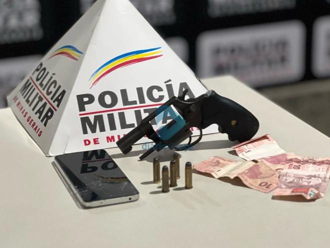 Entre os materiais apreendidos durante a abordagem, estavam: um revólver Rossi calibre 38; cinco munições calibre .38; um celular; e R$ 30