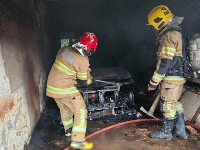 Os bombeiros isolaram o local com uso de cones e montaram uma linha direta
