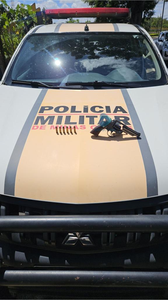 O homem assumiu a propriedade da arma, afirmando não possuir registro e nem porte dela