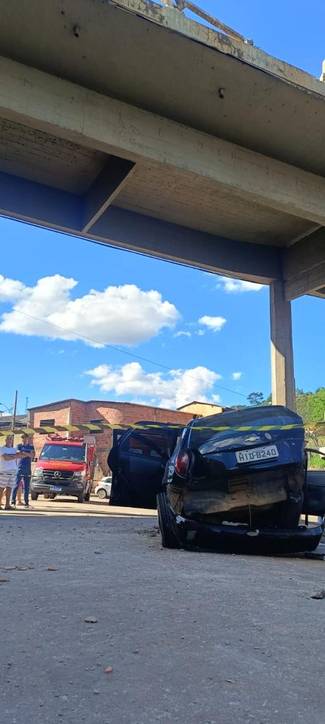 Veículo com três ocupantes caiu do alto do viatudo da BR-262 em Reduto