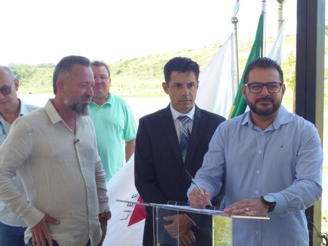Lucélio Castro (Landaeta), Rafael Pureza MPMG, e o prefeito Bruno Morato 