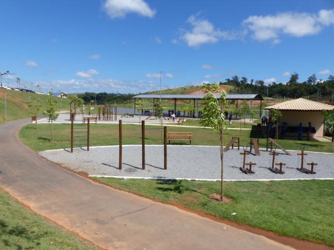 Espaço de lazer, parque infantil, quadras esportivas, um galpão e sanitários compem o conjunto do parque linear 