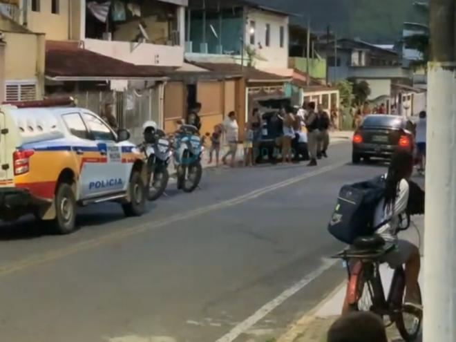 O momento que um dos presos é colocado no cofre da viatura da PM no São Cristovão