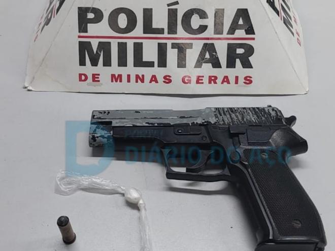 A réplica de uma pistola foi encontrada no interior do carro abordado pela PM, além de uma porção de cocaína que estava com o motorista