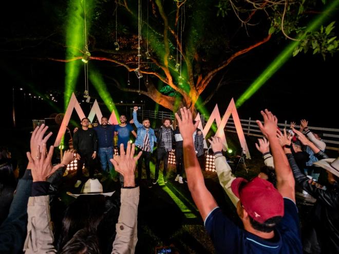 O lançamento de Léo Ferraz viaja pela música sertaneja: releituras e música inédita
