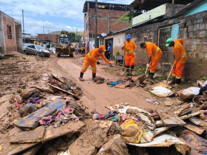 Funcionários da prefeitura atuaram diuturnamente na limpeza das áreas afetadas pelo forte temporal