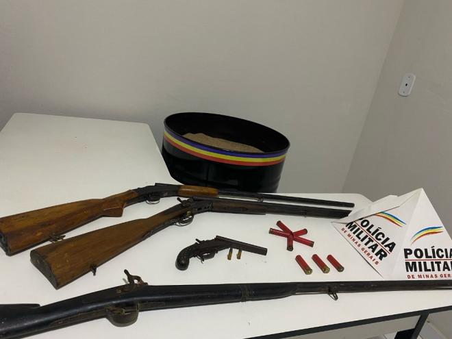 Ocorrência começou com um motociclista inabilitado e terminou com apreensão de armas de fogo 