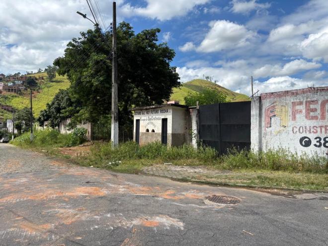 A entrada do estádio, tão bem conservada no passado, envergonha pelo seu estado atual