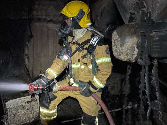 Bombeiro atua no rescaldo em área industrial atingida por incêndio de causas ainda não definidas 