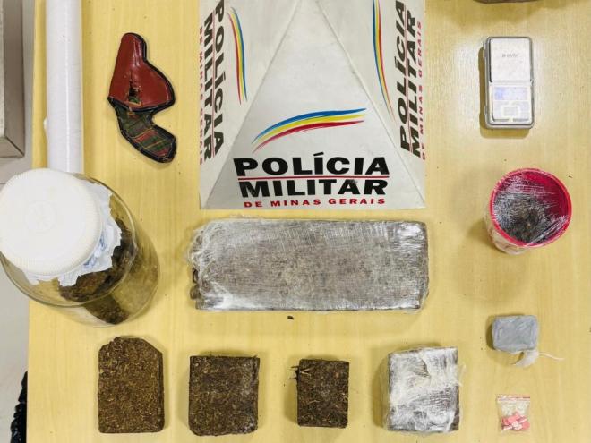 Material apreendido na operação contra boca de fumo no distrito de Barra Alegre, Ipatinga 