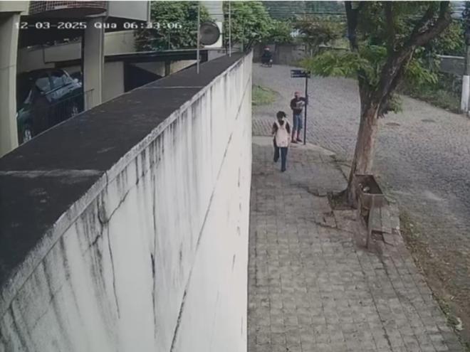 Às 6h33 a menina foi alvo do homem que a esperava em uma esquina, no bairro Timirim 